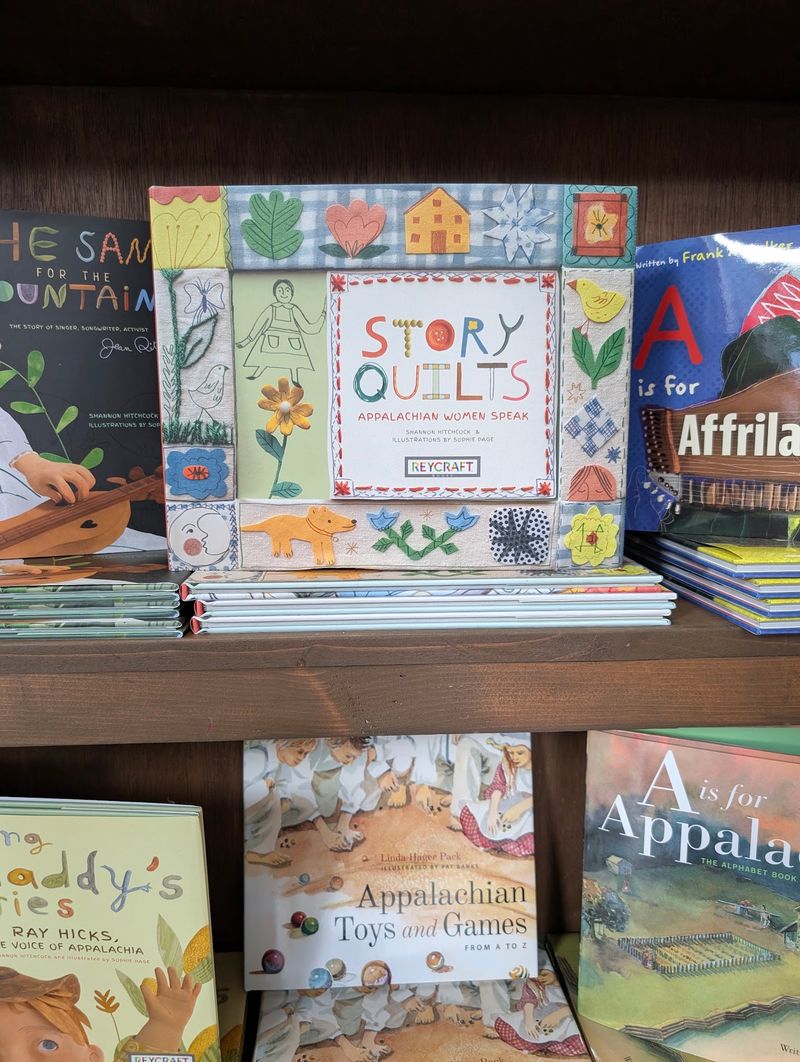 This Woman-Owned Kentucky Bookstore Doubles As The Town'S Living Room - Decor Hint The Cozy Factor Is Not An Accident