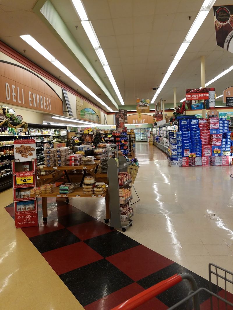 Texas Families Know This Grocery Store Is A Goldmine For Budget Shopping - Decor Hint Cashiers Who Actually Say Hello