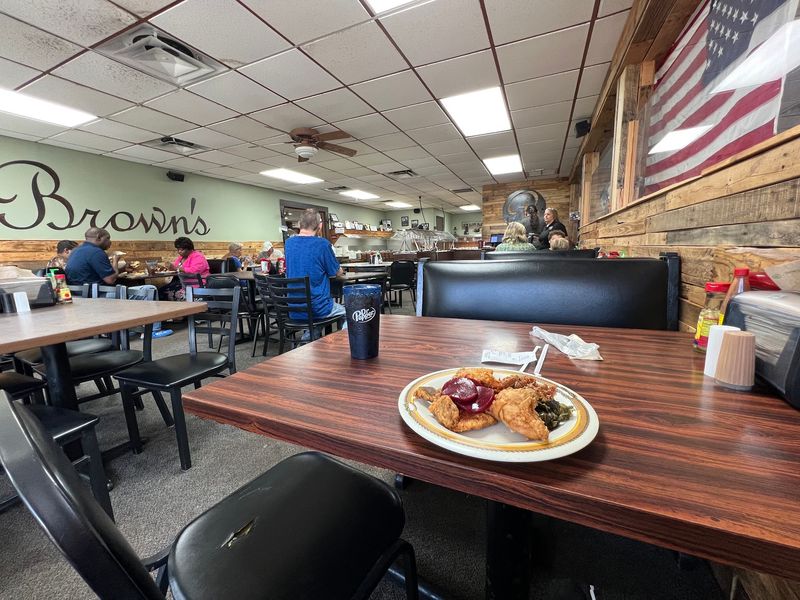 Fried Chicken, Pork Chops And Banana Pudding Fill Your Plate At This Long-Standing Florida Country Buffet - Decor Hint Friendly Servers and a Room for Everyone