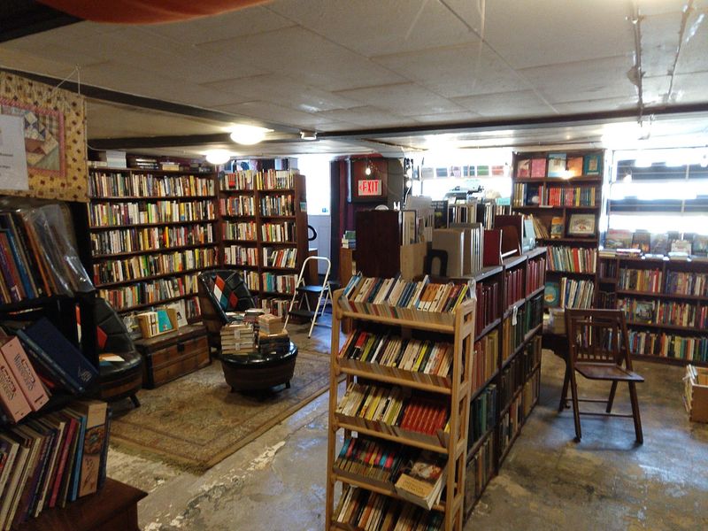 This Georgia Town Is Hiding A Bibliophile's Paradise Filled With Rare And Antiquarian Books - Decor Hint The Lighting Alone Makes You Want To Stay