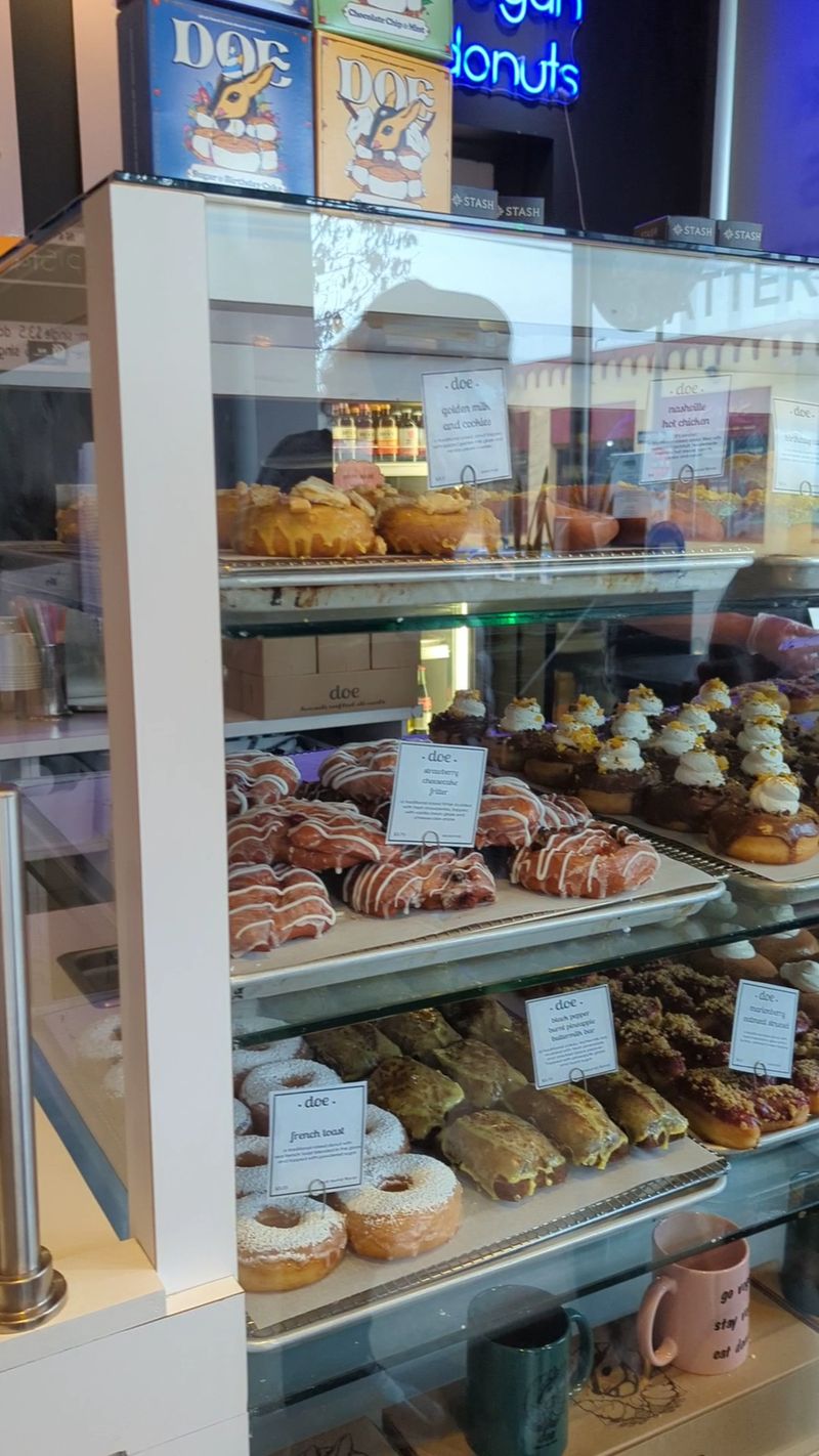 We Ranked 10 Oregon Donut Shops From Good To Surprisingly Addictive - Decor Hint Doe Donuts