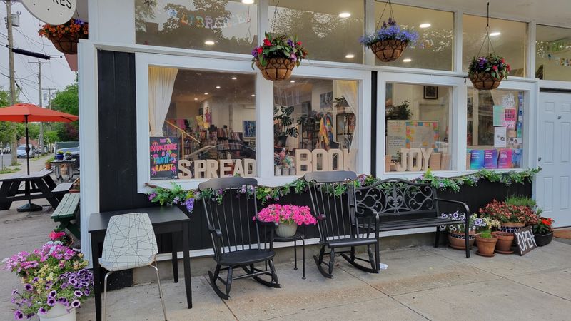 Chapel Street Sets The Scene