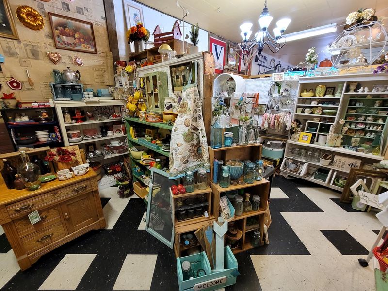 You Can Lose A Whole Afternoon Getting Lost Among The Vendors In This Deceptively Huge Idaho Antique Mall - Decor Hint Tools, China, and Everything Between