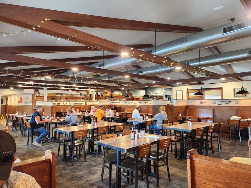 A High-Ceilinged Western Room Where Service Keeps Up