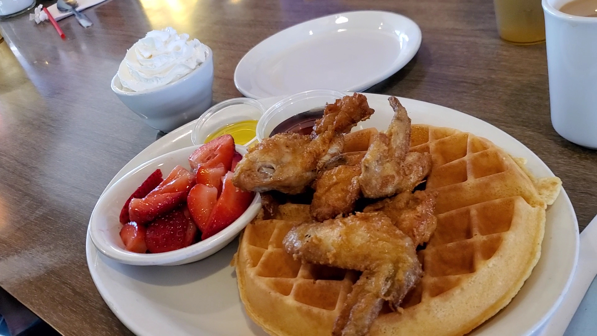 This Old-School California Diner Has Been Flipping Fluffy Pancakes Since 1958 - Decor Hint Chicken And Waffles Earn Their Own Fan Club