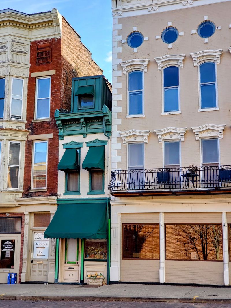 Why Visitors Are Falling Hard For This Small Historic Town In Kentucky - Decor Hint Transparent Pie And A Riverside Supper Club