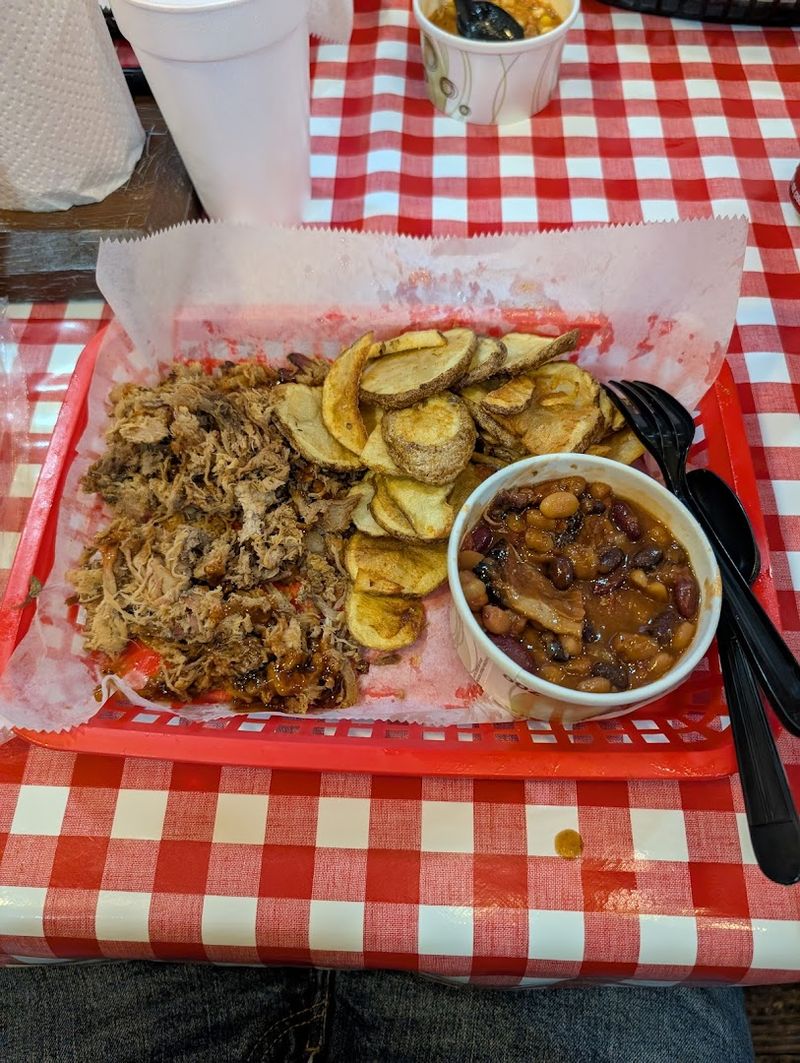This Georgia Hole-In-The-Wall Bbq Spot Attracts Fans From Across The State - Decor Hint Baked Beans With Real Depth Of Flavor