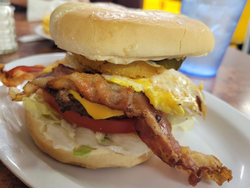 People Drive From All Over Tennessee Just To Eat At This Retro 1950s Burger Joint - Decor Hint Meet The Bonnaroo Burger
