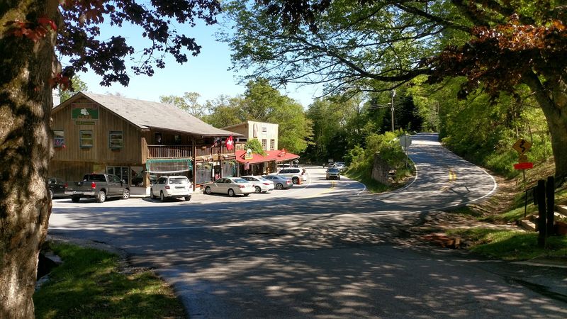 These North Carolina Mountain Towns Are Made For Escaping A September Heatwave - Decor Hint Little Switzerland