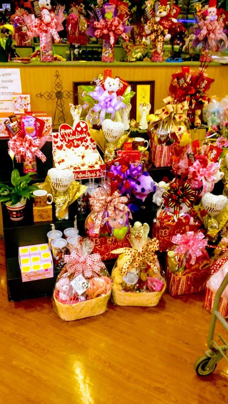 Texas Families Know This Grocery Store Is A Goldmine For Budget Shopping - Decor Hint Bakery Treats And Flower Arrangements