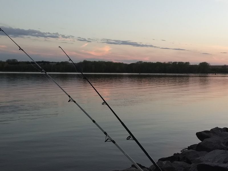 Nebraska Has A Lake With Sandy Swimming Beaches Hundreds Of Miles From The Nearest Ocean - Decor Hint Fishing Lines, Bald Eagles, And Birdsong
