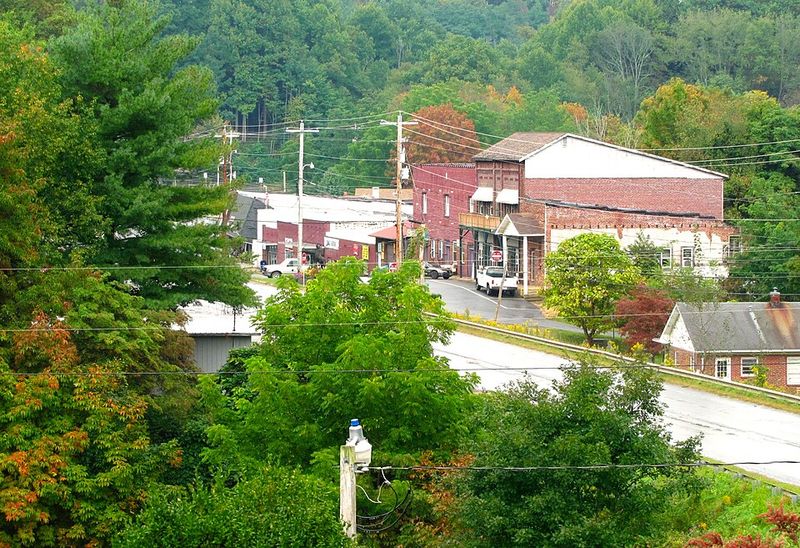 This Tiny North Carolina Mountain Town Sits Above 3,000 Feet And Turns Gorgeous Every Fall - Decor Hint Enjoy High Country Scenery Without The Bigger Tourist Crowds