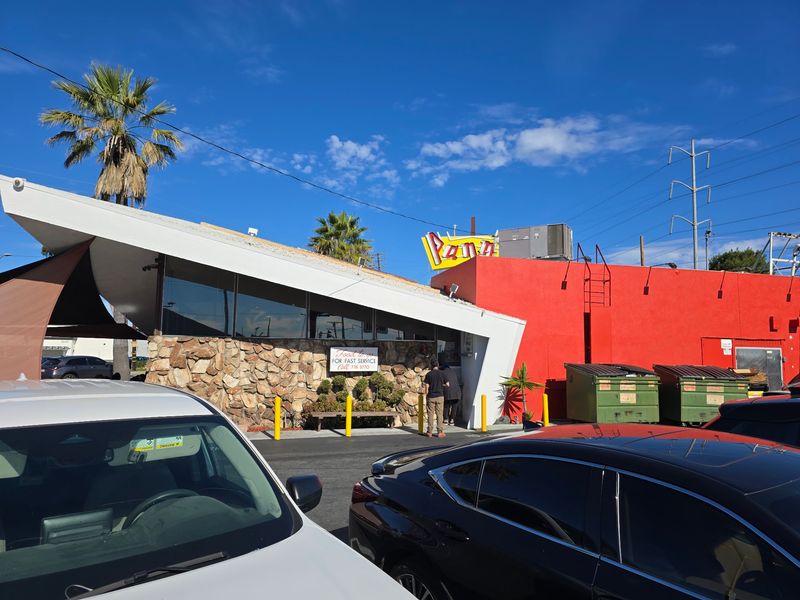This Old-School California Diner Has Been Flipping Fluffy Pancakes Since 1958 - Decor Hint A True Survivor Of The Googie Era