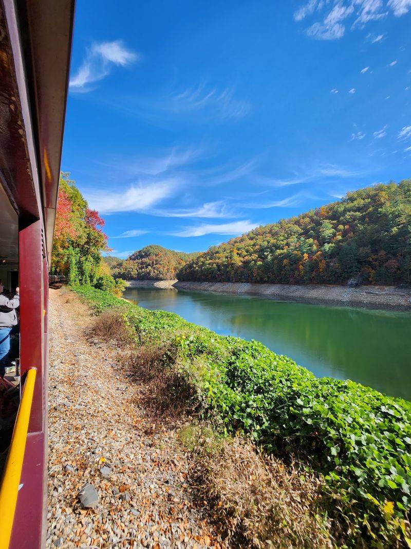 This 4.5-Hour North Carolina Train Ride Might Be The Most Unforgettable Way To See Fall - Decor Hint Enjoy A One-Hour Break Beside The River Before The Return Trip