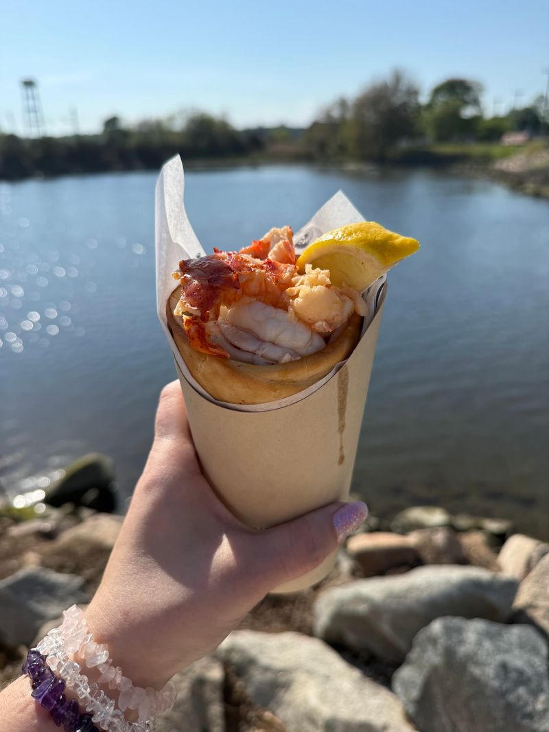 This Tiny Connecticut Seafood Shack Has Fried Clams That Are Absolutely Worth Trying - Decor Hint A River Junction Puts The Shack Near The Water