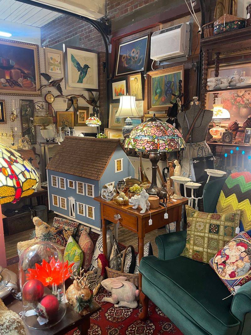 Antiques On The Farmington, Collinsville 