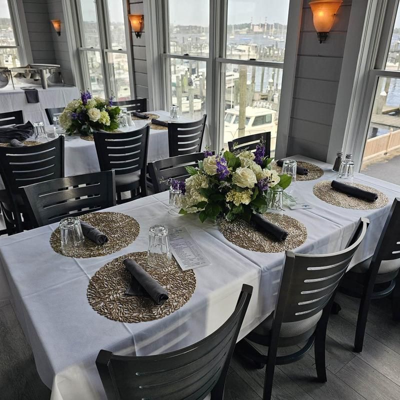 We Ranked 11 Of Connecticut's Best Seafood Restaurants And Here Are The Results - Decor Hint On The Waterfront Restaurant, New London