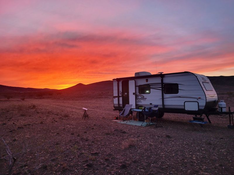 This Free Arizona Rockhounding Area Is A Treasure Hunt For Anyone Willing To Dig - Decor Hint Camping Under Endless Desert Stars