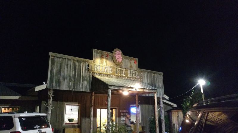 This Georgia Hole-In-The-Wall Bbq Spot Attracts Fans From Across The State - Decor Hint A True Hole-In-The-Wall Worth Every Mile Of The Drive