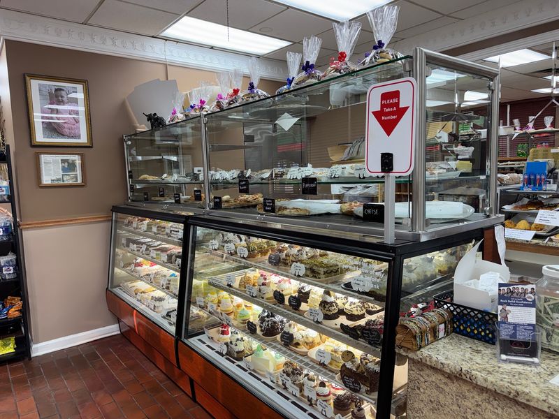 The Italian Bakery In Connecticut Where Locals Say The Long Wait Is Totally Worth It - Decor Hint Fresh-Baked Details Make The Wait Easier