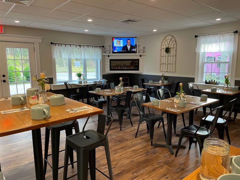 The Biscuits And Gravy At This Connecticut Diner Keep Locals Coming Back - Decor Hint Small-Staff Hospitality Keeps Neighbors Coming Back