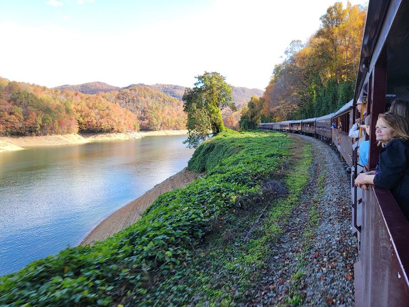 This 4.5-Hour North Carolina Train Ride Might Be The Most Unforgettable Way To See Fall - Decor Hint Watch The Scenery Change As The Train Rolls Into Nantahala Gorge