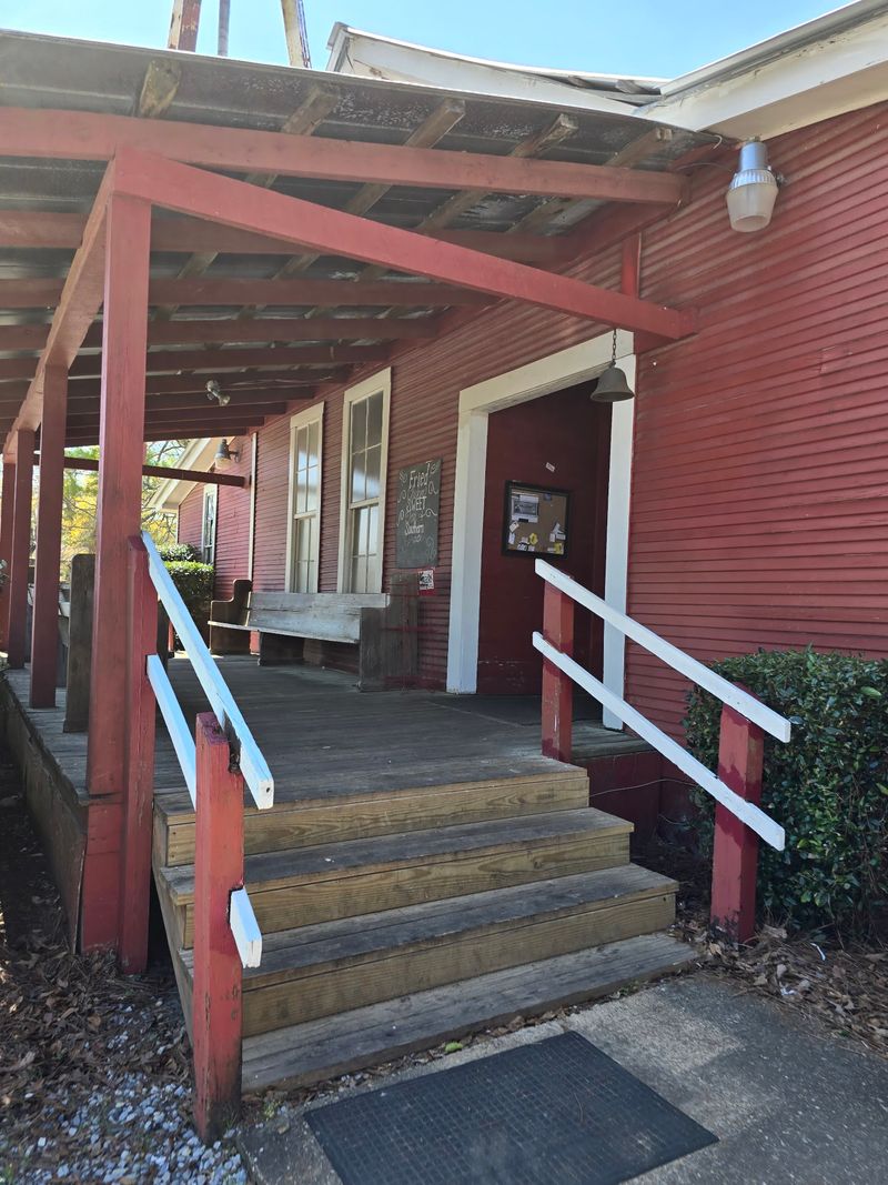 Red’s Little School House, Grady