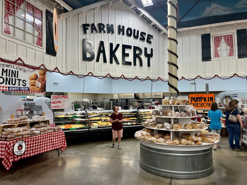 Groceries Cost Less At This Florida Farm Market Than At The Supermarket Down The Road - Decor Hint Bakery Cases and Two-Dollar Ice Cream Scoops
