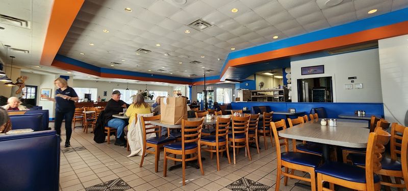 This Old-School Georgia Restaurant Has Been Serving Its Famous Greek-Style Pizza Since 1977 - Decor Hint An Easygoing Place For A Return Visit