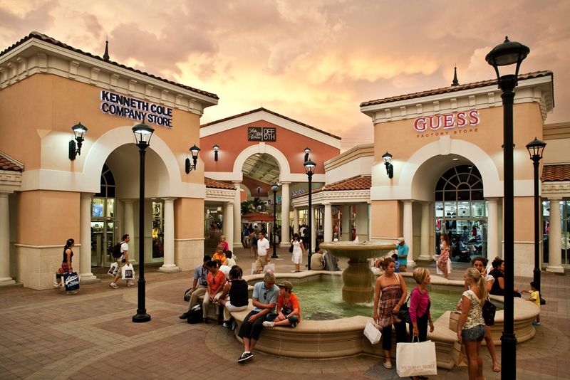 Holiday Crowds and a Buzzing Florida Scene