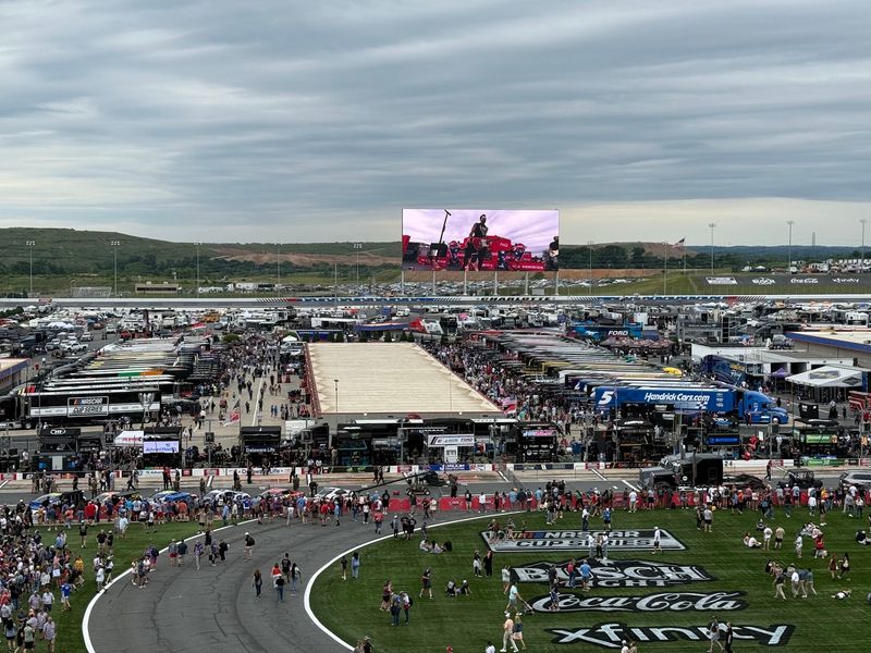 This North Carolina Speedway Will Host One Of America’s Biggest Food Festivals With 250+ Vendors And Viral Eats - Decor Hint Take A Break From Eating With Games, Shopping, And Live Music