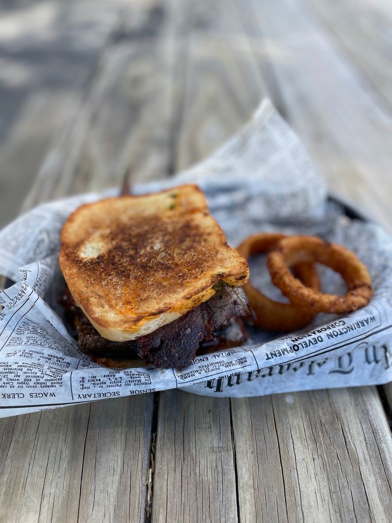 This Off-The-Grid Kentucky Amish Bakery Has A Waitlist For Their Fall Pies - Decor Hint The Sandwich Everybody Keeps Ordering