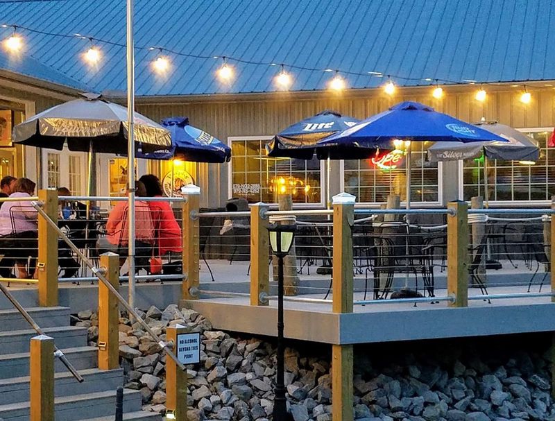 10 Relaxed Kentucky Lakeside Restaurants Travelers Keep Returning To - Decor Hint Ralph's Harborview Bar & Grill