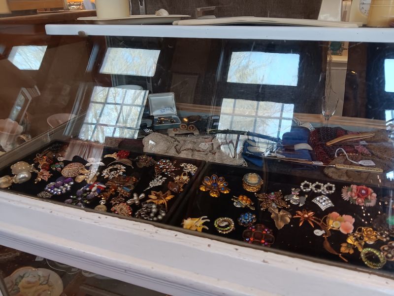 This Idaho Antique Shop Lets A Crew Of Rescued Cats Nap Among The Vintage Shelves - Decor Hint Trinkets, Jewelry, And Collectible Knives