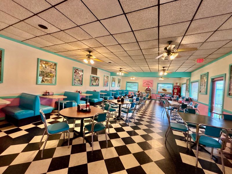 Locals Say This Tiny Virginia Diner Serves One Of The Finest Breakfasts Around - Decor Hint Pancakes Worth Rearranging Your Morning For