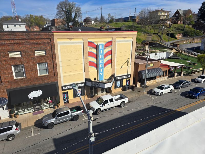 This North Carolina Movie Theater Has 1932 Roots And Still Charges Just $5 For First-Run Movies - Decor Hint This Old-School Theater Has Been Showing Movies Since 1932