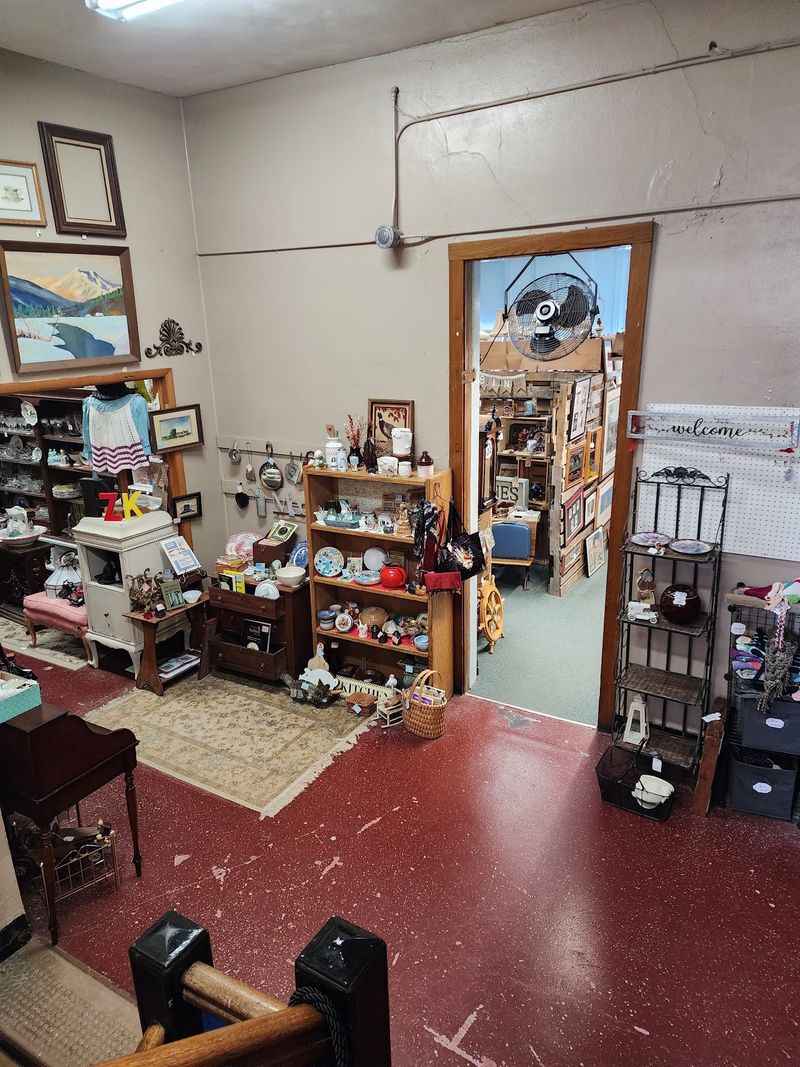 This Massive Antique Store In Illinois Is A Treasure Trove Of Rare Antiques And Collectibles - Decor Hint A Closer Look At Collectibles