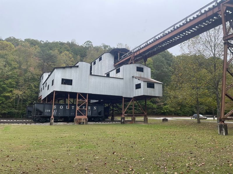 This Stunning Train Ride In Kentucky Is Packed With Fall Foliage And Fun For All Ages - Decor Hint A Coal Camp With Stories To Tell