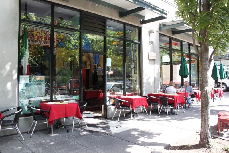 This Old-School Oregon Italian Restaurant Still Pulls In Massive Crowds - Decor Hint Save Room For The Sweet Finish
