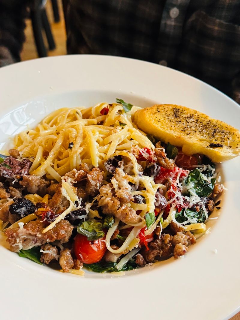 You Would Never Expect To Find Italian Food This Good At This Family-Owned Kentucky Ristorante - Decor Hint Italian Fusion With A Spanish Accent