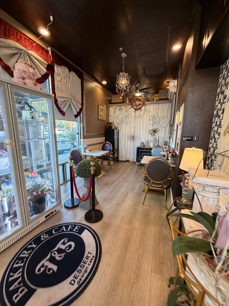 T & 5 Bakery Cafe