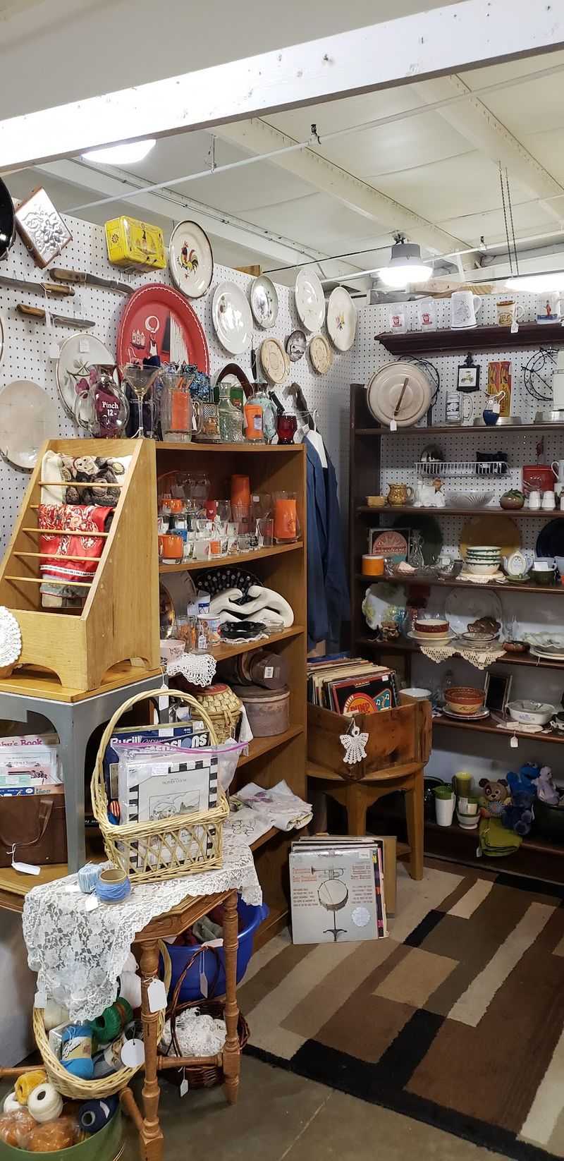 The Enormous Antique Store In Missouri That Takes Almost All Day To Explore - Decor Hint Jewelry, Clothing, And Wearable History