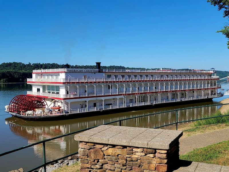 This Kentucky Town Sits On A Bend Of The River Where Children Still Play In The Street - Decor Hint Old Brick And Deep Roots Downtown