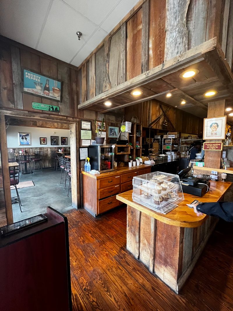 The 10 North Carolina Mountain Diners Where The Same Families Have Cooked For Years - Decor Hint Pepper’s Restaurant & Bar