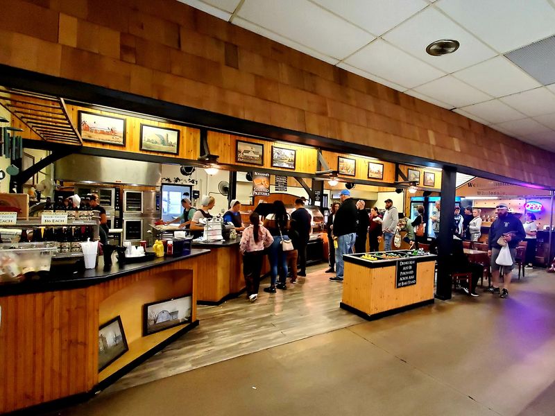 This Pennsylvania Amish Flea Market Is Worth The Trip Every Friday - Decor Hint Food Stands That Turn Lunch Into A Decision
