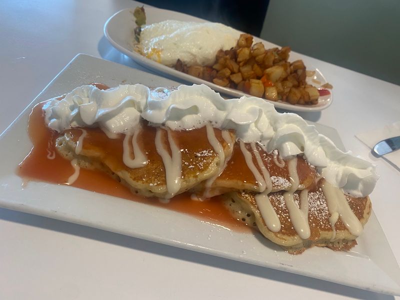 This Old-School California Diner Has Been Flipping Fluffy Pancakes Since 1958 - Decor Hint Buttermilk, Blueberry, Or Chocolate Chip Choices