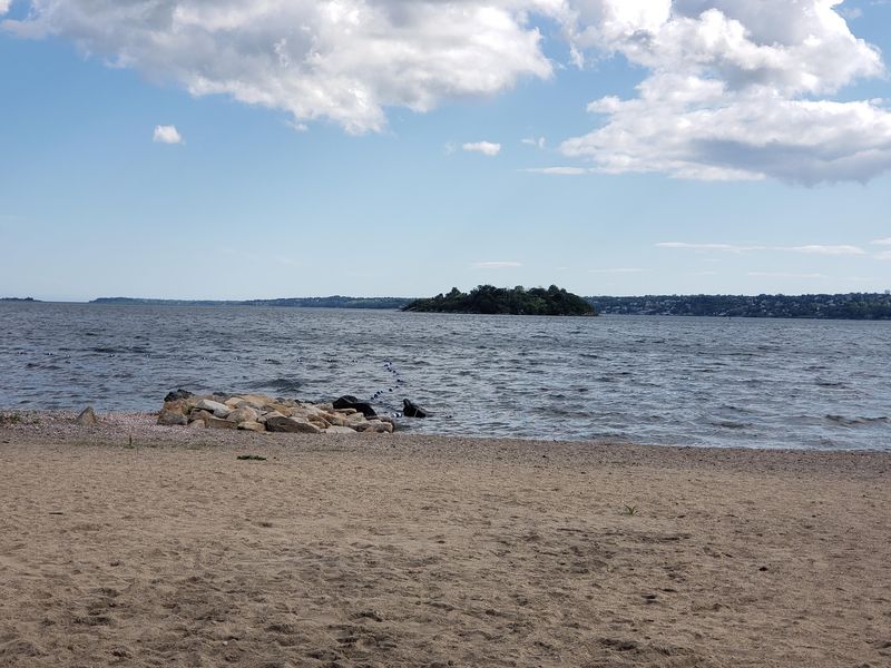Grinnell's Beach, Tiverton