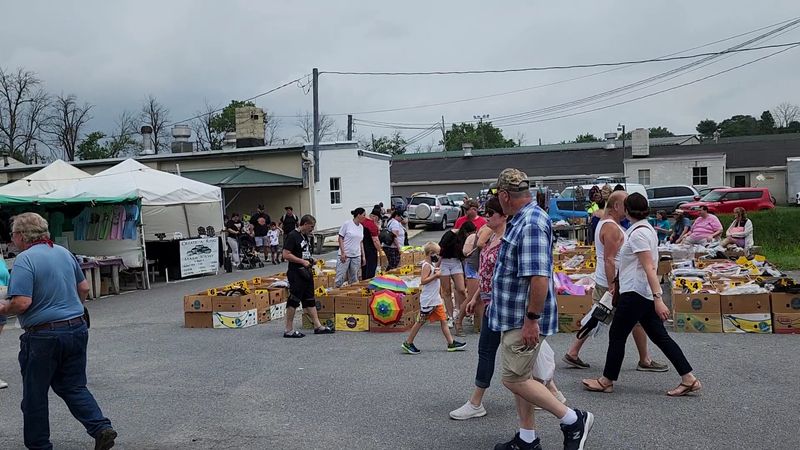 This Pennsylvania Amish Flea Market Is Worth The Trip Every Friday - Decor Hint The Atmosphere You Cannot Order Online