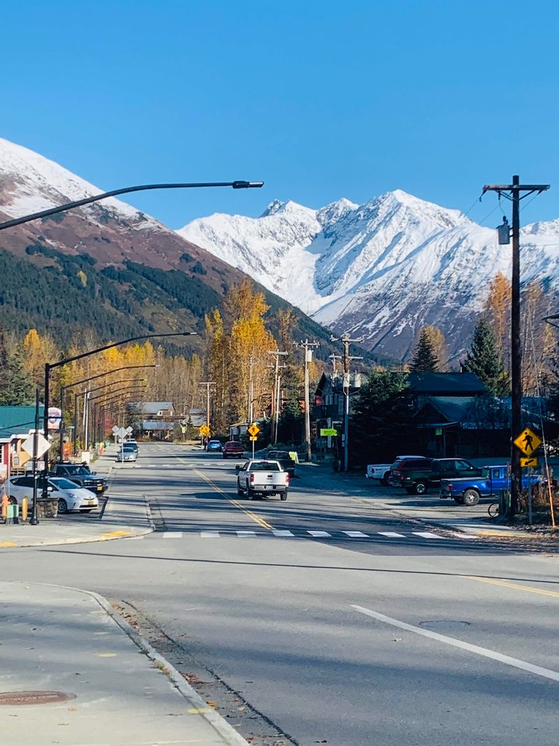 This Peaceful Alaska Mountain Town Feels Made For Slowing Down And Starting Fresh - Decor Hint Planning, Weather, And Neighbors