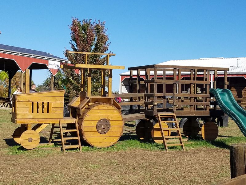 This Kentucky Farm Makes Homemade Apple Slushies And Has Animals Waiting Outside - Decor Hint Hayrides, Corn Maze, And The Ride Out To The Pumpkins